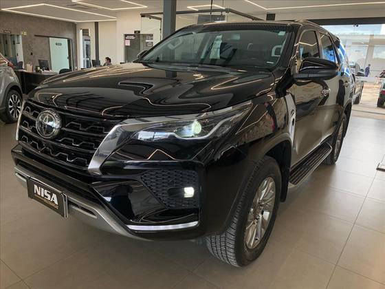 TOYOTA HILUX 2.8 D-4D TURBO DIESEL CD SRX 4X4 AUTOMÁTICO